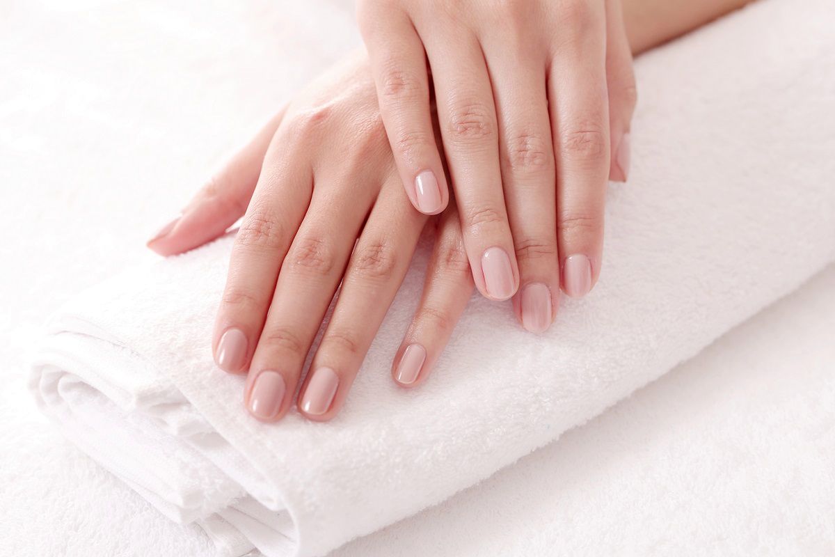 Nowy trend w manicure jest coraz częściej wybierany przez kobiety. Fot. Freepik