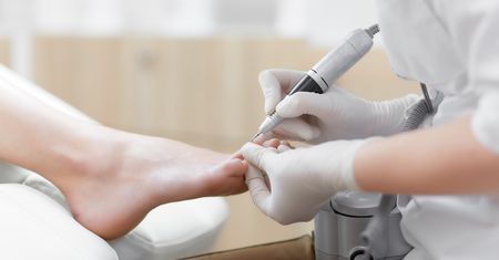 Zakażenie gronkowcem. Kobieta przyniosła do salonu rachunki za leczenie