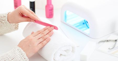 Manicure hybrydowy w domu. Instrukcja krok po kroku