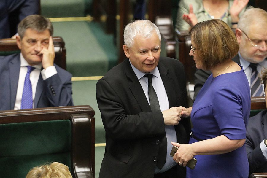 Protesty i kryzys sejmowy nie zaszkodziły PiS? Partia Kaczyńskiego pokonała PO