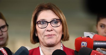 Beata Mazurek kręci głową na opozycję. "PO nadal nie odrobiła pracy domowej"