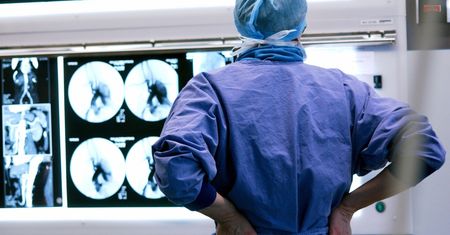 Pisał, że jest chirurgiem i się zakochał. Naciągnął gdańszczankę na ponad 200 tysięcy złotych