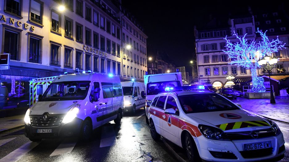 Karetki ratunkowe przy jarmarku bożonarodzeniowym w Strasburgu