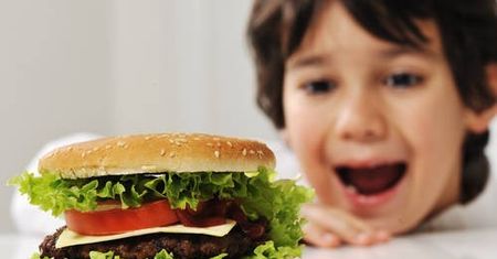 Telewizje nadal reklamują fastfoody. I łamią własne prawo