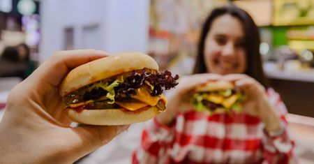 Cheat day na diecie. Czy warto pozwalać sobie na oszukany dzień?