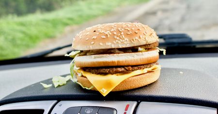 Zobacz, jak powstaje najlepiej sprzedający się burger świata