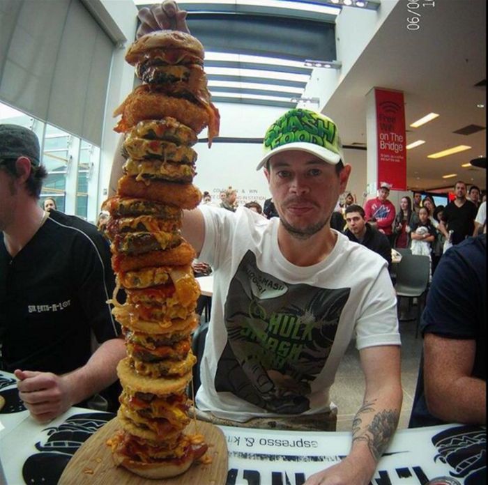 On ma nietypowe hobby... "Walczy" z największymi burgerami świata