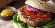 Domowy burger na bogato. Jak go zrobić?