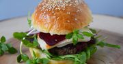 Domowy burger z konfiturą z cebuli