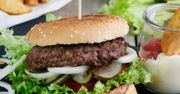 Domowy hamburger wołowy z frytkami. Chrupiący i pyszny