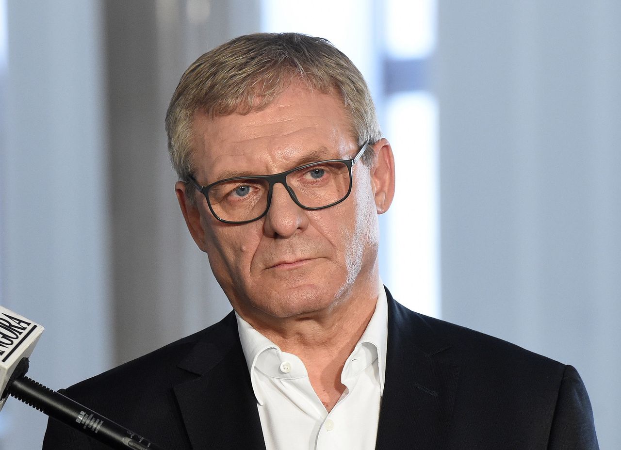 Poseł chce całkowitego zakazu komórek w szkołach. Jest wniosek do MEN