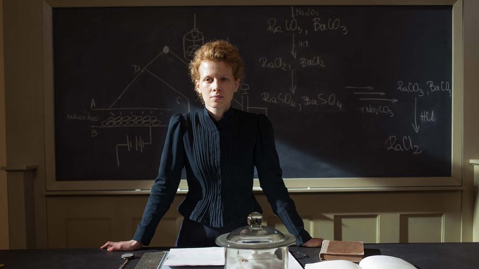 Kadr z filmu "Maria Skłodowska-Curie" z Karoliną Gruszką w roli głównej