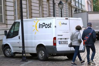 Zakaz handlu. Tracą sklepy stacjonarne, firmy kurierskie zyskują