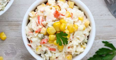 Popularny, rybny przysmak do sałatki. Co siedzi w surimi?