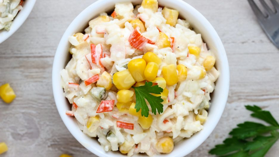 Sałatka z surimi, ananasem i kukurydzą podbiła polskie stoły. Czy słusznie?