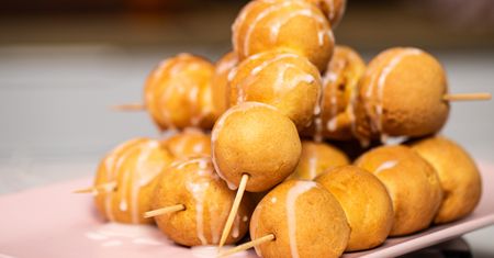 Mini pączki na patyczkach