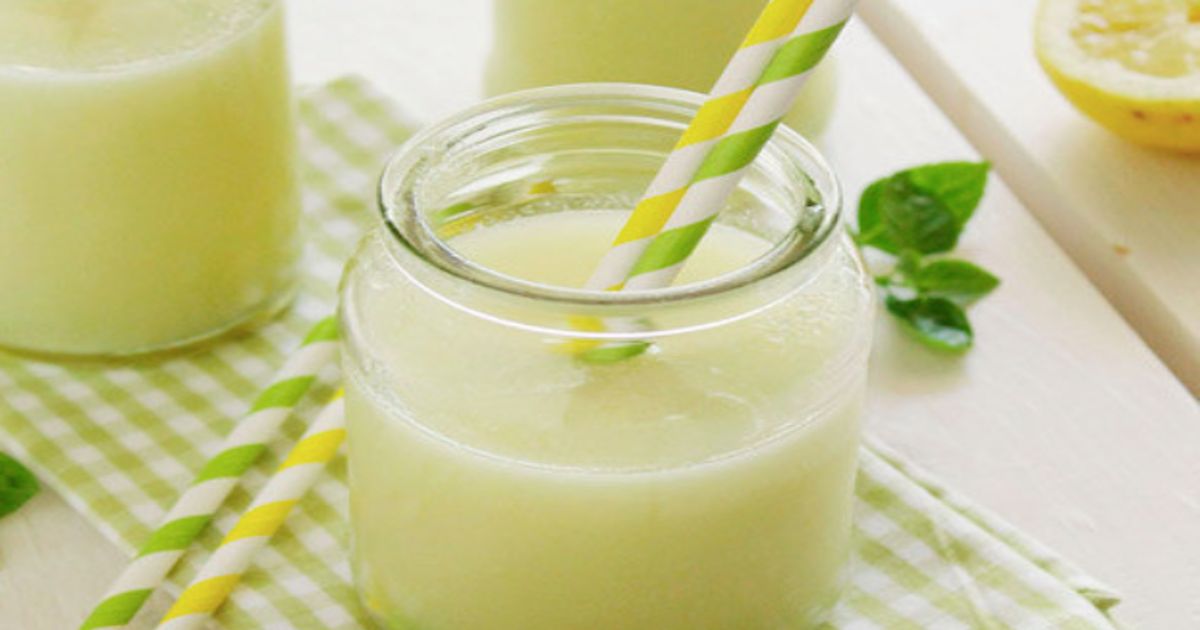 Zmiksowała cytrynę, lód, wodę i cukier. Efekt - pyszna, domowa i orzeźwiająca lemoniada.