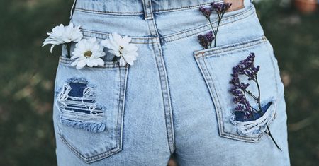 Jeans to najgorętszy trend wiosny. Wybraliśmy kurteczki, sukienki i koszule, na których punkcie oszalejesz