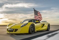 Dziejesiewmoto [318]: Sztuka parkowania, pech pieszego, rekord Hennessey'a i narowista Łada