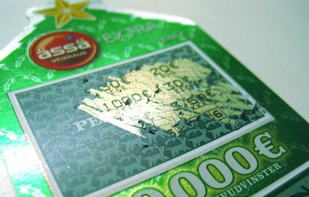 Kobieta kupiła zdrapkę, by udowodnić mężowi, że to strata pieniędzy. Wygrała milion