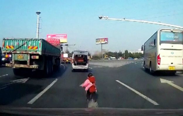 Mały chłopiec wypadł z samochodu na środku ulicy. Kierujący autem dziadek niczego nie zauważył