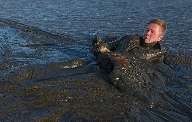 Mężczyzna, ryzykując własnym życiem, czołgał się w błocie by uratować orła. Wszystko nagrała kamera drona