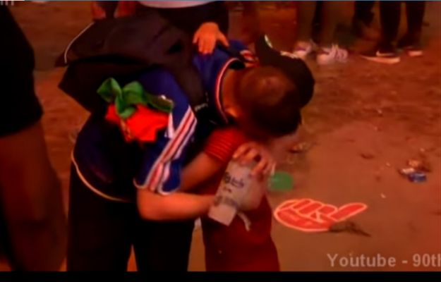 Znamienna scena: portugalski chłopczyk przytula Francuza płaczącego po przegranej w finale ME