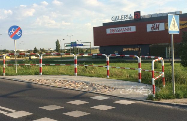 W Poznaniu powstała najkrótsza droga rowerowa na świecie? Kolejny polski absurd