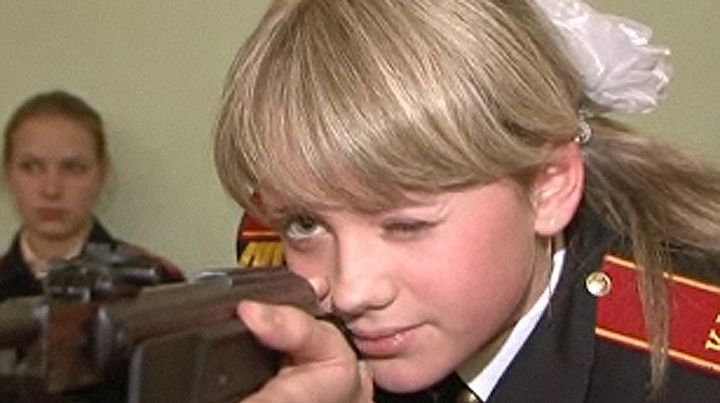 Obowiązkowe lekcje strzelania dla 12-latek - zobacz film