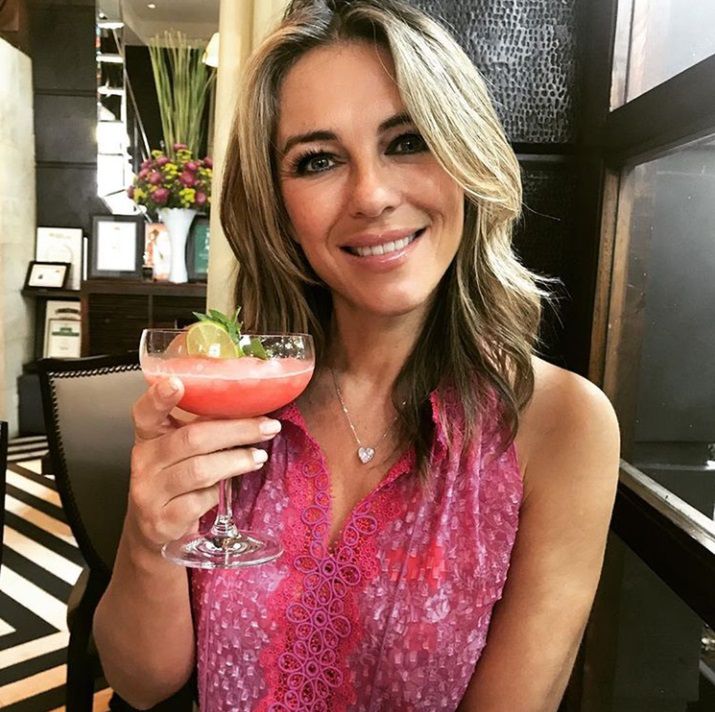 Elizabeth Hurley kusi na Instagramie. Znów pokazała się w bikini