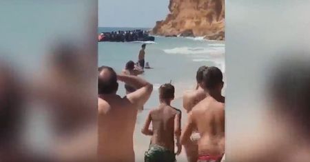Szturm migrantów na plażę. Goście luksusowego hotelu oglądali go z otwartymi ustami