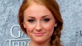 Znakiem rozpoznawczym Spohie Turner są długie, rude włosy