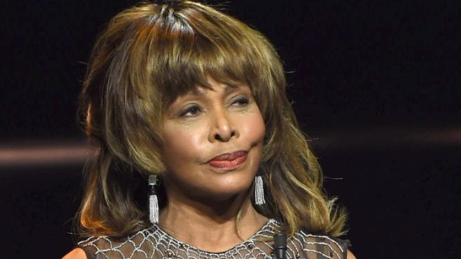To Ike zmusił ją do przyjęcia pseudonimu Tina Turner.