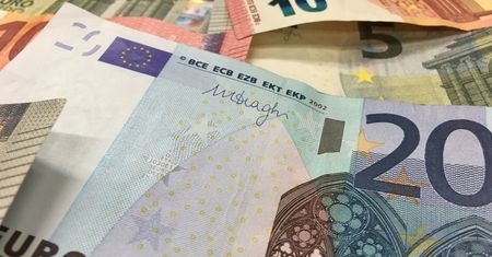 Paczka pełna gotówki w kościele. Odkrył ją włoski ksiądz