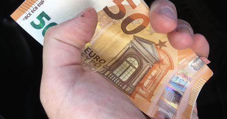 Kursy walut. Złoty pozostaje pod silną presją koronawirusa