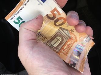 Kursy walut. Złoty pozostaje pod silną presją koronawirusa