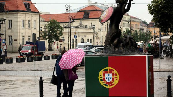 Warszawska Syrenka w barwach narodowych Portugalii na Krakowskim Przedmieściu