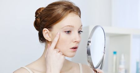 Wygraj walkę z kurzymi łapkami jeszcze zanim się pojawią. Polecamy odpowiednie kosmetyki