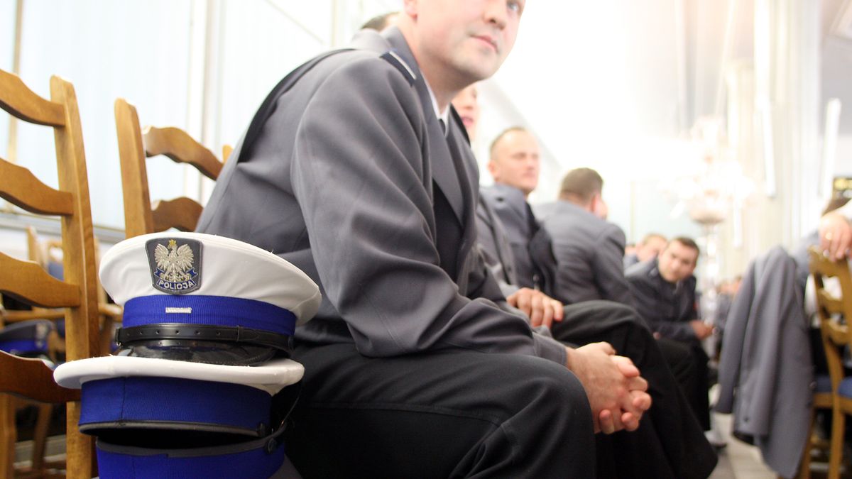 Projekt ustawy przywraca prawa nabyte funkcjonariuszom.