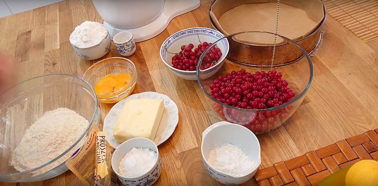 Składniki na ciasto z porzeczkami - Pyszności; Foto kadr z materiału na kanale YouTube Kuchnia Haneczki