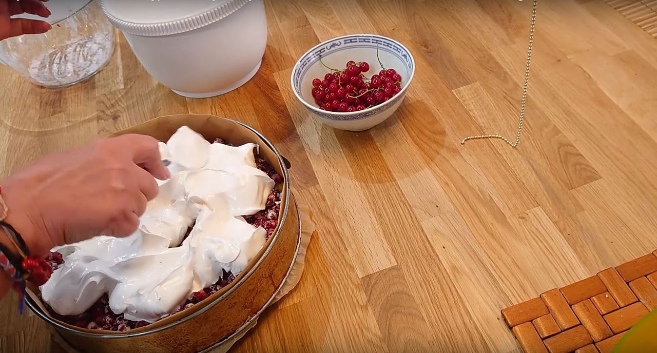 Przygotowanie ciasta z porzeczkami - Pyszności; Foto kadr z materiału na kanale YouTube Kuchnia Haneczki