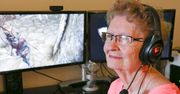 Ma 80 lat i do ponad 200 tysięcy swoich subskrybentów zwraca się "wnuczki". Poznajcie Shirley, gamingową babcię