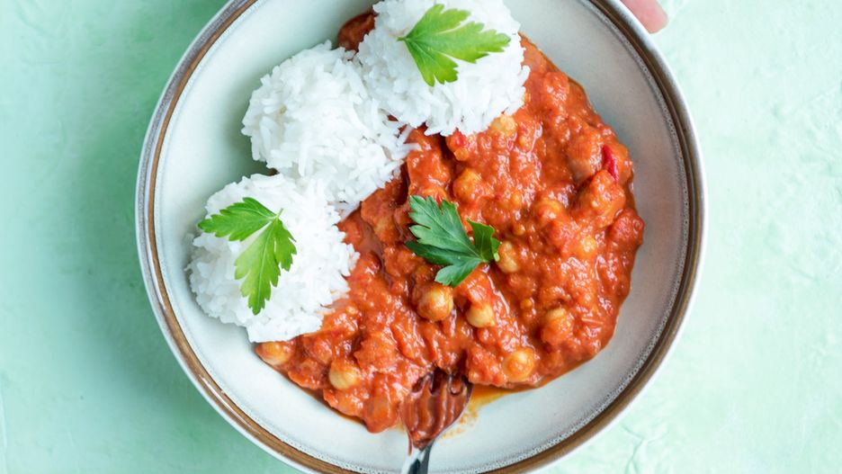 Curry z ciecierzycą, pomidorami i pieczoną papryką. Rozgrzewa i syci