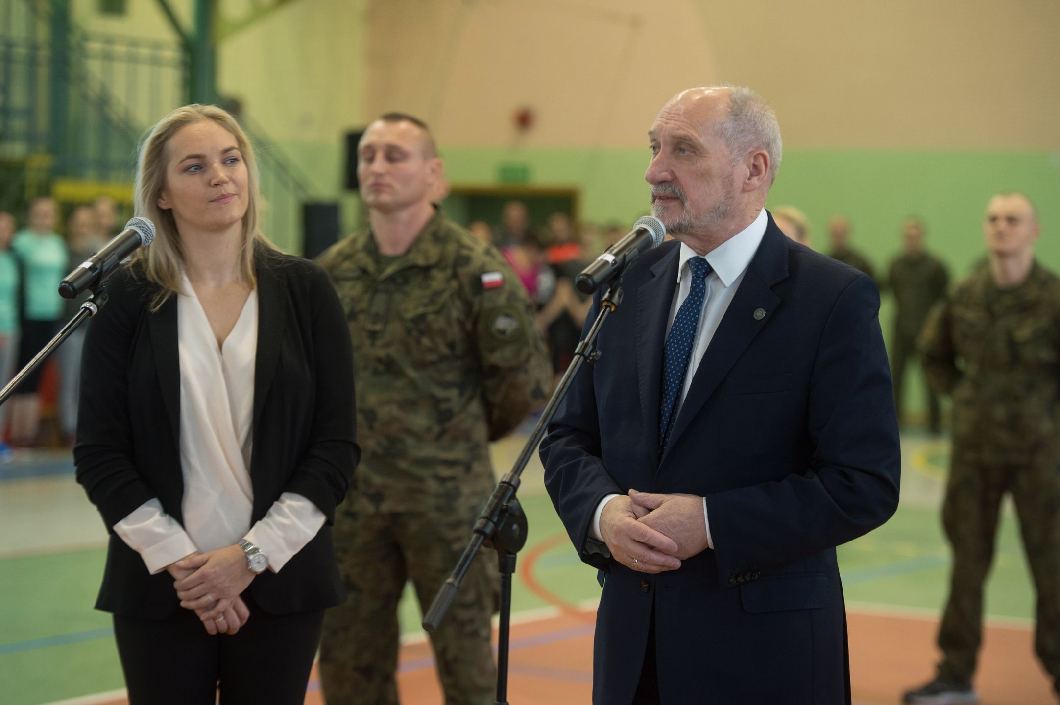 Dominika Figurska i Antoni Macierewicz na pierwszych zajęciach z samoobrony dla kobiet