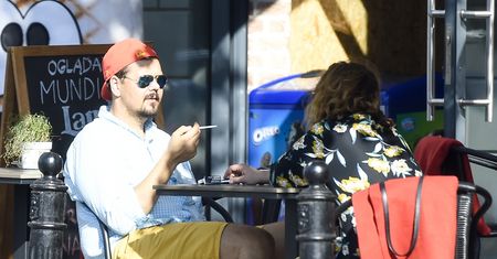 Michał Figurski z ukochaną na mieście. Zdjęcia paparazzi zwracają uwagę