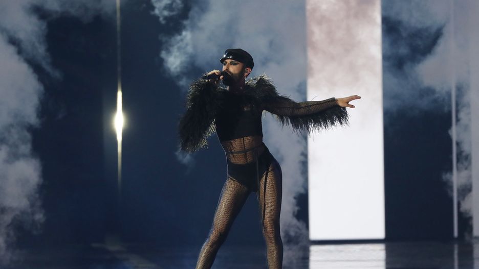 Conchita Wurst zawsze stawia na odważne kreacje.