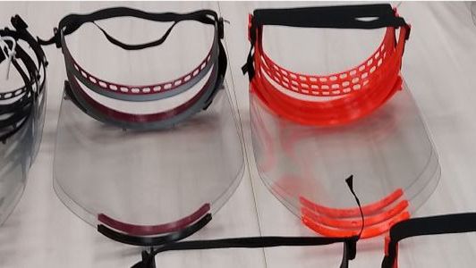 Koronawirus w Warszawie. Studenci UW produkują przyłbice dla medyków