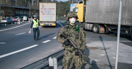 Koronawirus w Polsce. Wojsko na ulicach. Pomoże policji