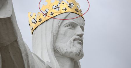 Internet z pomnika Jezusa w Świebodzinie. W koronie ukrytych jest kilkanaście komercyjnych anten