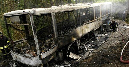 Chcieli uprowadzić autobus, jeden policjant ranny